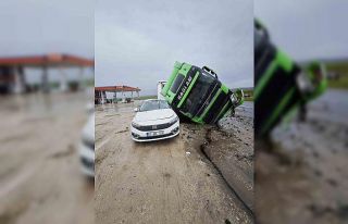 Tır otomobilin üstüne devrildi