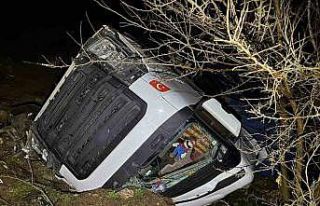 Tır şarampole yuvarlandı, sürücü yaralandı