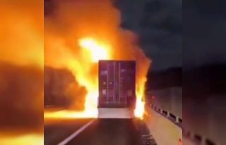 Tır üzerindeki konteyner alev alev yandı