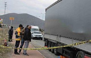 Tırın altında ölü bulundu