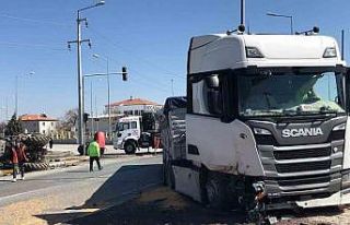 Tırın çarptığı traktör ikiye bölündü, sürücüsü...