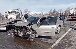 Tokat’ta iki otomobil kafa kafaya çarpıştı:...