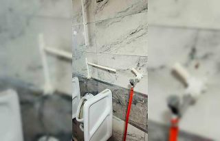 Tomarza’da tuvaletlere zarar verdiler