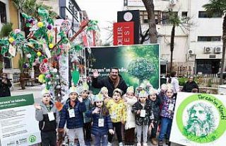 Topladıkları çöplerden atık ağacı yaptılar