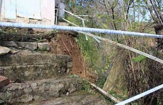 Toprak kayması sonucu evi yıkılan genç 10 dakikayla...