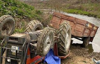 Toprak yolda devrilen traktörün altında kalan sürücü...