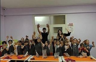 Toprakla buluşan minik ellerden renkli eserler