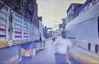 Trafikte dehşet: Tırdaki yolcu bıçakla saldırdı