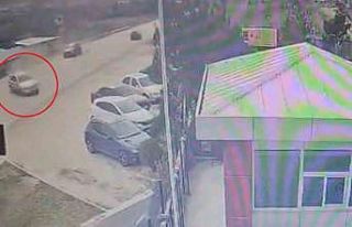 Trafikte korku dolu anlar kamerada: Otomobil böyle...