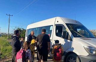 Traktör kasalarında eğitim yolculuğunda mutlu...