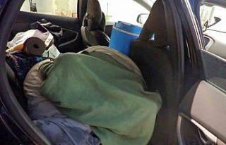 Türkiye’den çıkan araçlara gizlenen kaçaklar...