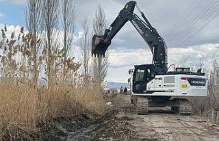 Tuzluca’da 10 kilometrelik sulama hattı temizleniyor