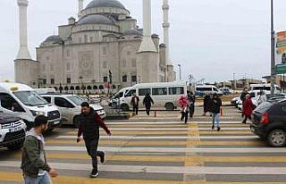 Üç şeritli yolda tehlikeli yaya geçidi korkutuyor