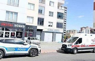 Üçüncü kattan düşen yaşlı adam öldü