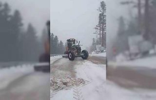 Uludağ’da bayramda kar sürprizi: Yollar beyaza...