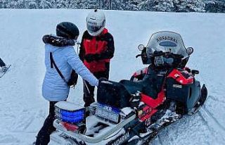 Uludağ’da jandarmadan kayakçılara yardım eli