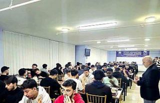 Üniversite öğrencileri iftar sofrasında buluşuyor