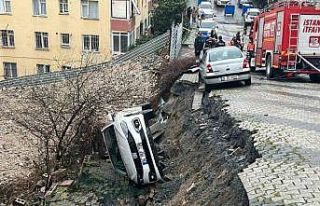 Üsküdar’da yol çöktü: Otomobil çukura düştü
