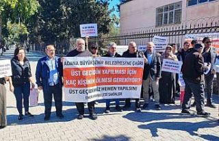 Üst geçit isteyen mahalleli eylem yapıp belediyeye...