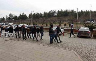 Uyuşturucu operasyonda gözaltına alınan şüphelilerden...
