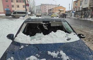 Üzerine çatıdan kar kütlesi düşen otomobil kullanılamaz...