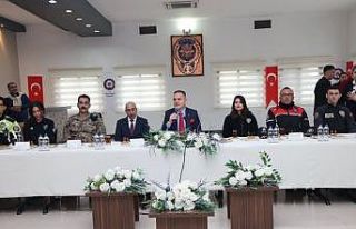 Vali Akbıyık bayramda güvenlik güçleri ile bir...