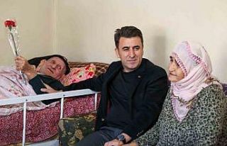 Vali Aygöl, kendisine patik hediye eden Hatun teyze...