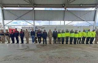 Vali Kalaylı uygulama noktasında güvenlik güçleri...