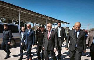 Vali Köşger açıklama yaptığı sırada artçı...