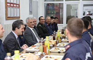 Vali Makas Mehmetçikle iftar yaptı