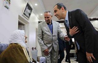 Vali Taşolar’dan yaşlılara "Sizi seviyorum"...