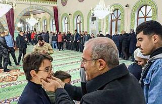 Vali Toraman, namaz sonrası vatandaşlarla bayramlaştı