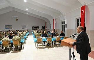 Vali Ustaoğlu Mehmetçikle iftarda buluştu