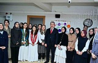 Vali Yılmaz, kız yurdunda kalan uluslararası öğrencilerle...