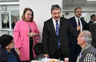 Vali Yılmaz ve eşi, huzurevi sakinleriyle iftar...