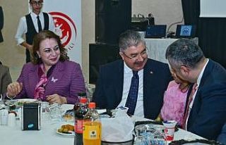 Vali Yılmaz ve eşi, koruyucu ailelerle iftar sofrasında...