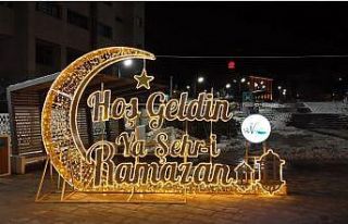 Van’da Ramazan ışıltısı: Kent meydanları görsel...