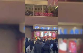 Vatandaşlar sinemada film izler gibi yemek katından...