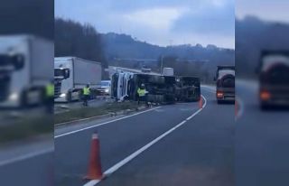 Virajı alamayan çimento tankeri devrildi: 1 yaralı