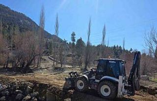 Yağışlar sonrası kapanan yol yeniden ulaşıma...