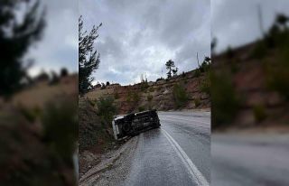 Yağmur sonrası kayganlaşan yolda pikap yan yattı