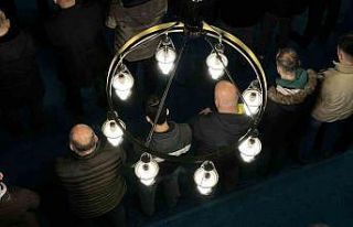 Yağmura rağmen camiler bayram namazı için dolup...