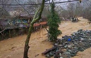 Yalova’da sağanak yağışta dereler taştı, 5...