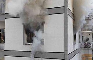 Yardım çağırmak için önce dışarı çıktı,...