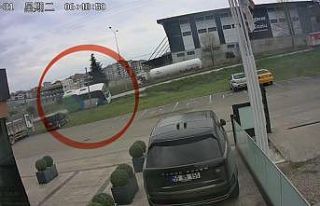 Yarışmadan dönen öğrencileri taşıyan aracın...