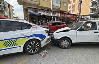 Yayaya yol veren polis aracına Tofaş otomobil arkadan...