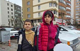 Yeğeniyle birlikte bayram harçlığı toplayan küçük...