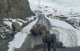 Yeni Mahalle yoluna düşen kayalar temizlendi