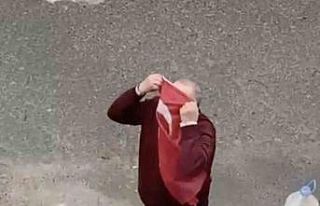 Yerde gördü, öperek yerine astı: İzleyenler duygulandı