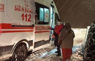 Yoğun kar engel olamadı: Ekipler hastayı 112’ye...